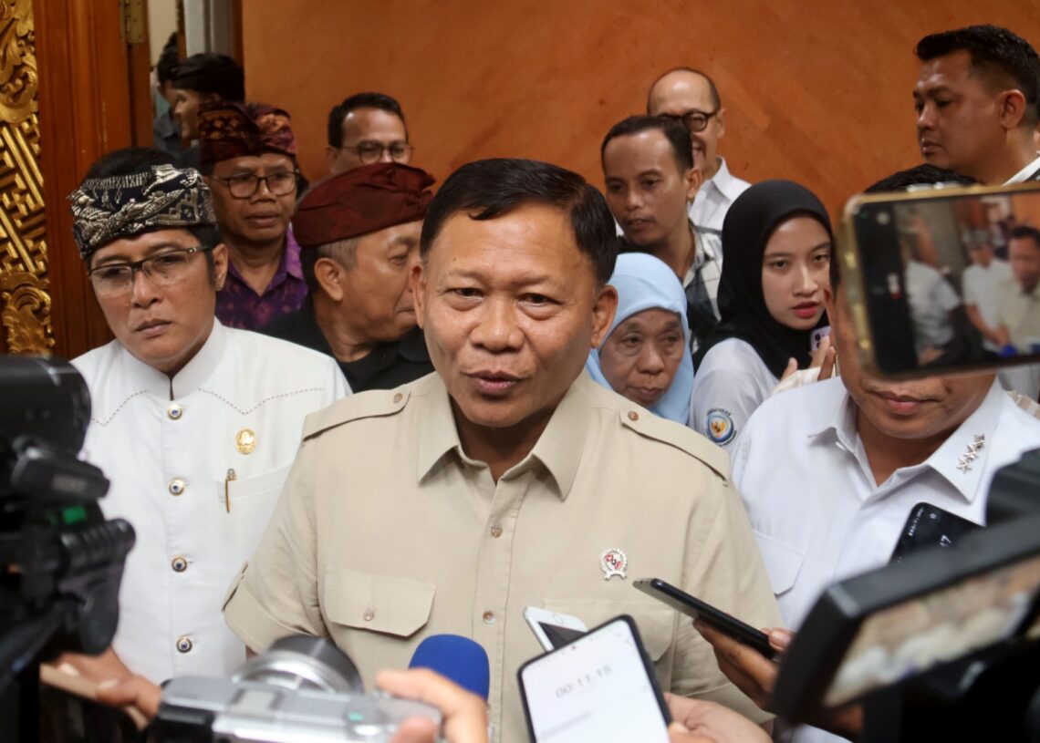 Wakil Menteri Kelautan dan Perikanan RI, Dr. Didit Herdiawan Ashaf (depan) didampingi Wakil Gubernur Bali, Giri Prasta. -Balitopik.com
