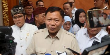 Wakil Menteri Kelautan dan Perikanan RI, Dr. Didit Herdiawan Ashaf (depan) didampingi Wakil Gubernur Bali, Giri Prasta. -Balitopik.com
