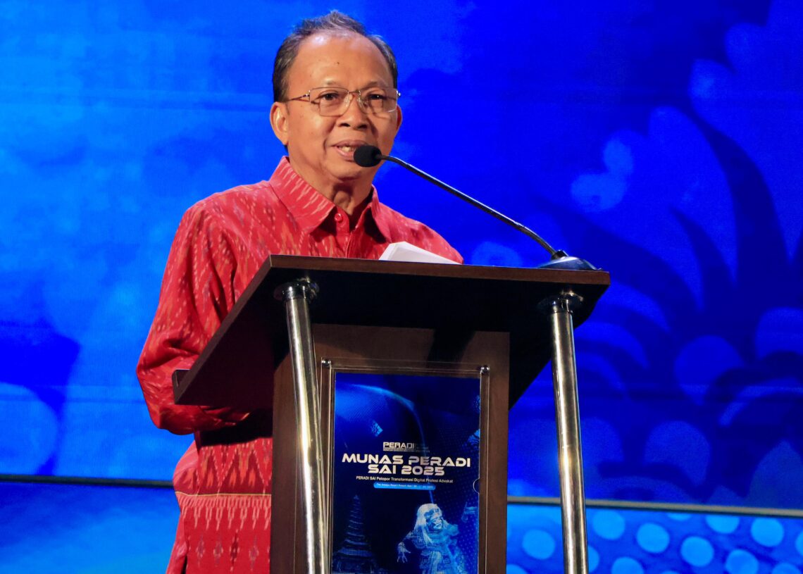 Gubernur Bali Wayan Koster saat sambutan di acara Peradi SAI 2025. -IST/Balitopik.com