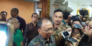 Gubernur Bali, Wayan Koster saat diwawancara usai menghadiri Sidang Paripurna DPRD Provinsi Bali, Rabu (9/7/2025). -Balitopik.com