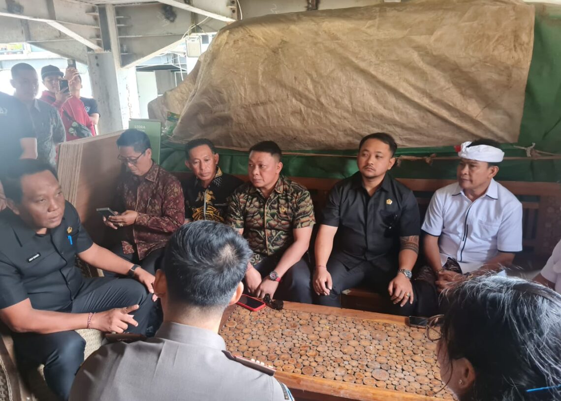 Ketua DPRD Badung, Gusti Anom Gumanti (kiri) saat psidak proyek kos 5 lantai di Tanjung Benoa.-IST