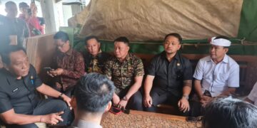 Ketua DPRD Badung, Gusti Anom Gumanti (kiri) saat psidak proyek kos 5 lantai di Tanjung Benoa.-IST