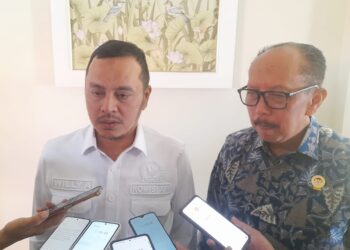 Ketua LPSK, Achmadi (kanan), didampingi Ketua Komisi XIII DPR-RI Willy Aditya, saat ditemui di Prime Plaza Hotel Sanur, Kamis, 17/7/2025. -Balitopik.com