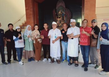 Pengurus PENA NTT dan UJB dan pihak RS Prof Ngoerah Sanglah. -IST