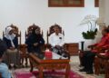 Ketua IWO Bali Tri Widiyanti didampingi pengurus saat beraudiensi dengan Gubernur Bali, Wayan Koster. -Dok/IwoBali