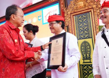 Wayan Koster saat menyerahkan Surat Keputusan Badan Hukum Koperasi Desa Merah Putih kepada 10 koperasi di Kabupaten Tabanan. -Balitopik.com