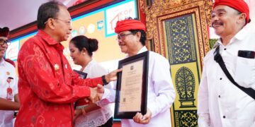 Wayan Koster saat menyerahkan Surat Keputusan Badan Hukum Koperasi Desa Merah Putih kepada 10 koperasi di Kabupaten Tabanan. -Balitopik.com