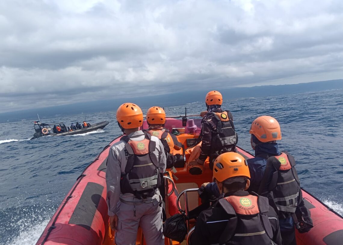 Tim Sar Gabungan saat melakukan pencarian terhadap 29 korban tengelamnya KMP Tunu Pratama Jaya. -IST