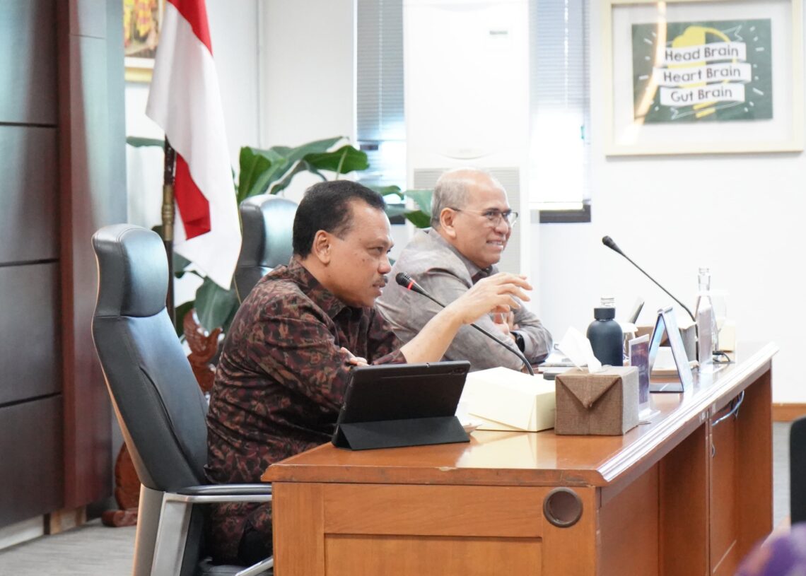 Sekretaris daerah (Sekda) Bali, Dewa Made Indra saat pimpin High Level Meeting Tim Pengendalian Inflasi Daerah, Selasa (15/7/2025). -Humas Pemprov Bali.