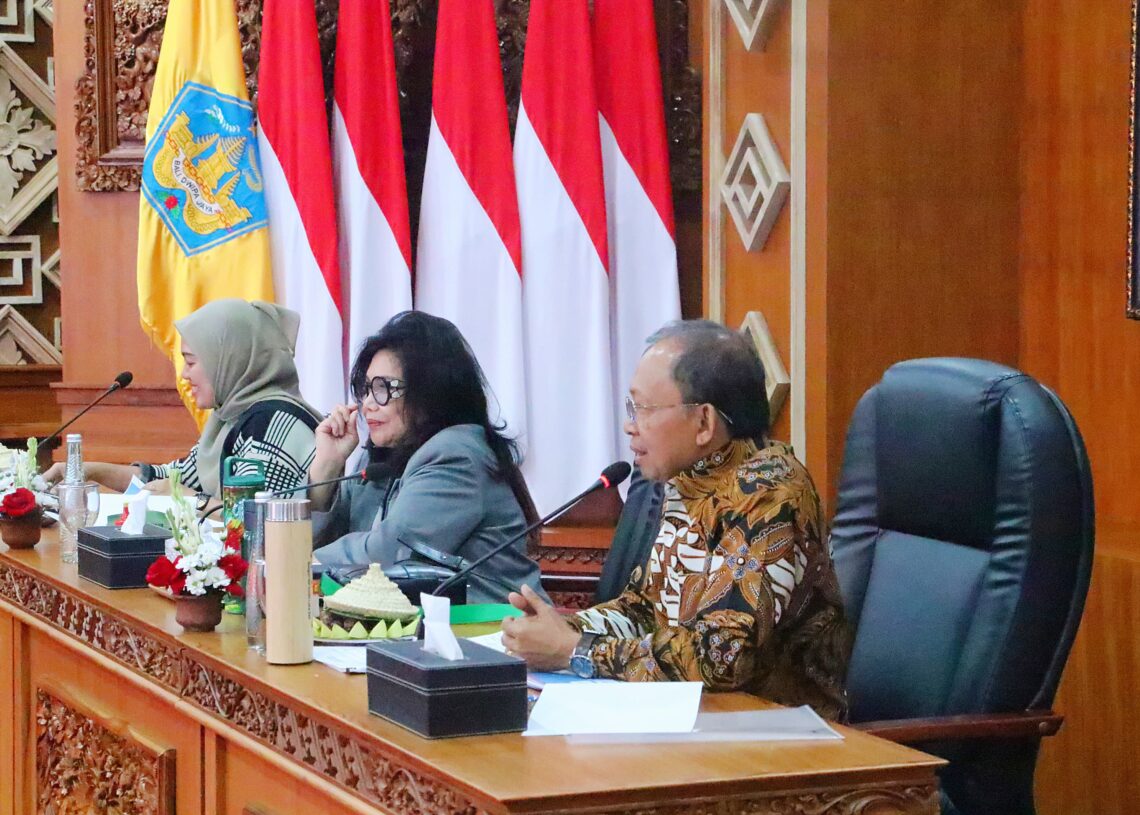 Gubernur Bali Wayan Koster saat menerima kunjungan kerja Komisi VII DPR RI.