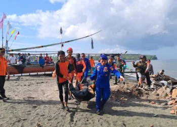 Tim SAR mengevakuasi salah satu jenazah korban tenggelamnya KMP Tunu Pratama Jaya (Foto: Basarnas)