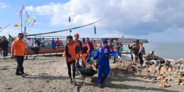 Tim SAR mengevakuasi salah satu jenazah korban tenggelamnya KMP Tunu Pratama Jaya (Foto: Basarnas)