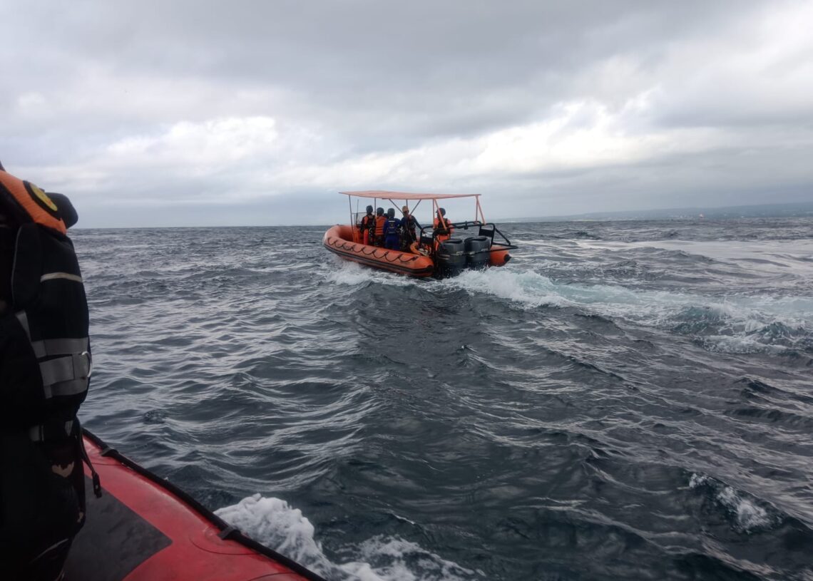 Tim SAR saat melakukan pencarian terhadap korban hilang tenggelamnya KMP Tunu Pratama Jaya. -IST