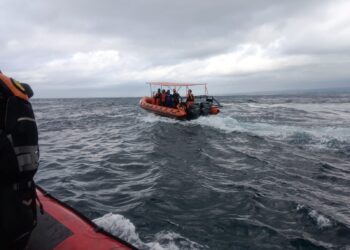 Tim SAR saat melakukan pencarian terhadap korban hilang tenggelamnya KMP Tunu Pratama Jaya. -IST
