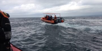 Tim SAR saat melakukan pencarian terhadap korban hilang tenggelamnya KMP Tunu Pratama Jaya. -IST