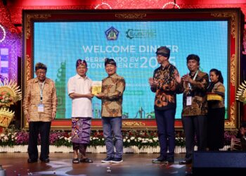 Gubernur Bali Wayan Koster (dua dari kiri) dan Jenderal TNIGubernur Bali Wayan Koster (dua dari kiri) dan Jenderal TNI Purn Dr Moeldoko. -ISTPurn Dr Moeldoko. -IST