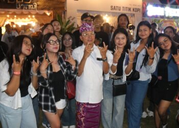 Sekelompok remaja Bali berpose bersama Gubernur Bali Wayan Koster di PICA Fest 2025. -IST/Balitopik.com