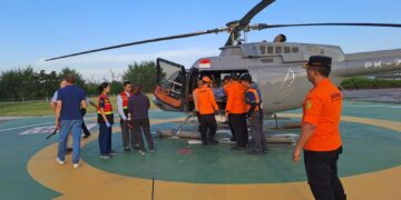 Proses evakuasi pendaki asal Swiss yang terjatuh di Gunung Rinjani, NTB. -Tim Sar