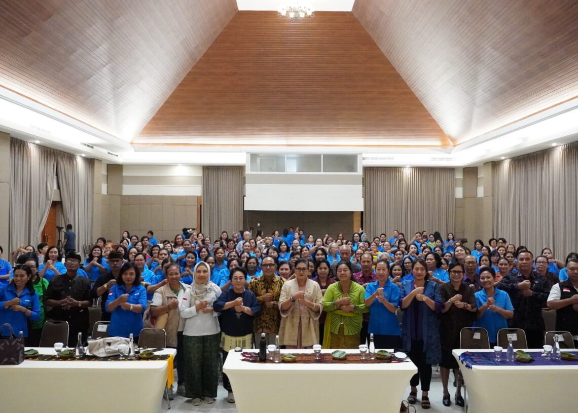 Ny. Putri Suastini Koster saat sosialisasi Pengelolaan Sampah Berbasis Sumber bersama WKRI di Gereja Ubung.