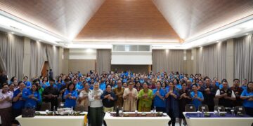 Ny. Putri Suastini Koster saat sosialisasi Pengelolaan Sampah Berbasis Sumber bersama WKRI di Gereja Ubung.