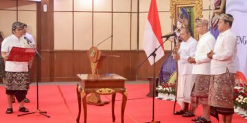 Wakil Gubernur Bali, I Nyoman Giri Prasta saat melantik dua pejabat pimpinan tinggi pratama Pemprov Bali. -Balitopik.com