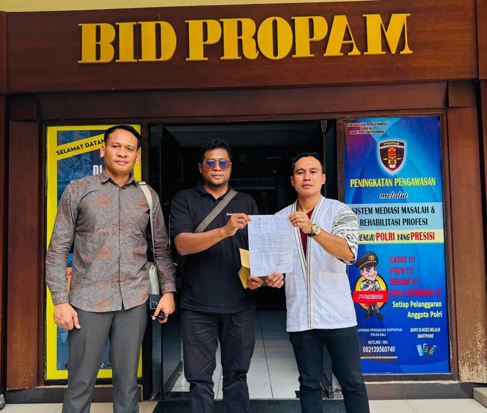 I Made “Ariel” Suardana, SH., MH., dan rekan saat mendampingi Andre S di Polda Bali. -IST