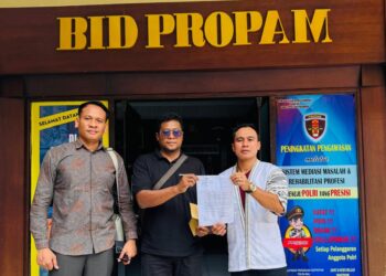 I Made “Ariel” Suardana, SH., MH., dan rekan saat mendampingi Andre S di Polda Bali. -IST