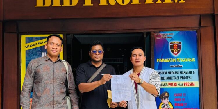 I Made “Ariel” Suardana, SH., MH., dan rekan saat mendampingi Andre S di Polda Bali. -IST