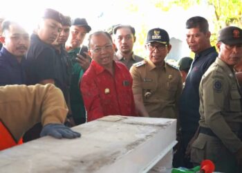 Gubernur Bali Wayan Koster dan Bupati Badung I wayan Adi Arnawa saat memimpin pembongkaran 48 bangunan di Pantai Bingin. -Balitopik.com