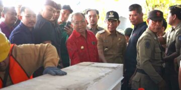 Gubernur Bali Wayan Koster dan Bupati Badung I wayan Adi Arnawa saat memimpin pembongkaran 48 bangunan di Pantai Bingin. -Balitopik.com