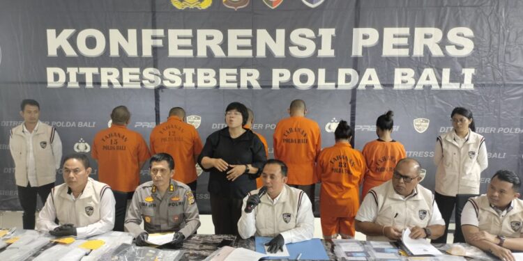 Direktur Reserse Siber Polda Bali Ranefli Dian Candra S.I.K., M.H., didampingi Kasubid Penmas Bidhumas AKBP Ketut Eka Jaya S.Sos., M.H., dan para Kasubdit Ditressiber saat konferensi pers di gedung Ditsiber, Rabu (9/7/2025). -IST