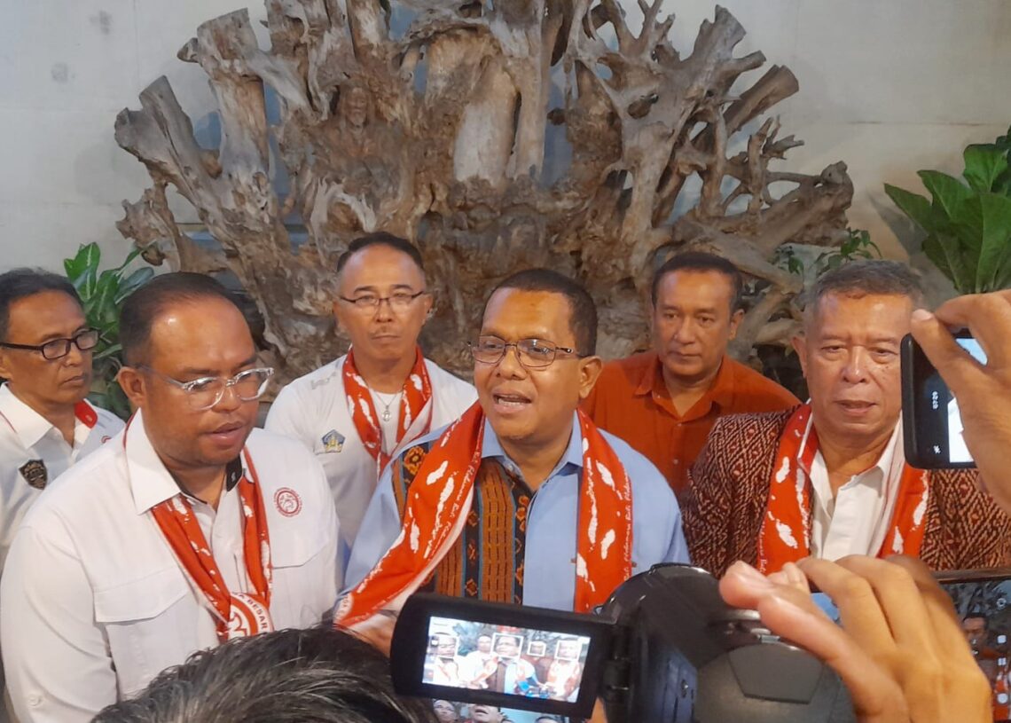 Gubernur Nusa Tenggara Timur (NTT) Emanuel Melkiades Laka Lena (tengah) didampingi pengurus dan penasehat Flobamora Bali. -Balitopik.com