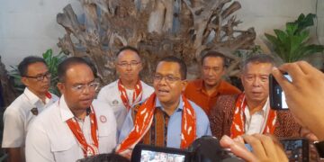 Gubernur Nusa Tenggara Timur (NTT) Emanuel Melkiades Laka Lena (tengah) didampingi pengurus dan penasehat Flobamora Bali. -Balitopik.com