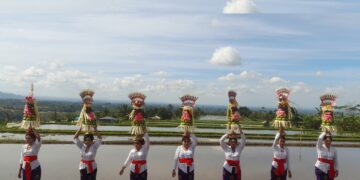 Sejumlah Ibu-ibu saat tampil di pembukaan Festival Jatiluwih ke-VI tahun 2025. -Balitopik.com