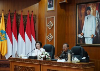 Wakil Menteri (Wamen) Luar Negeri Jepang, Akiko Ikuina (kiri) dan Gubernur Bali Wayan Koster. -IST/Balitopik.com