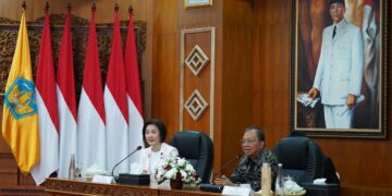 Wakil Menteri (Wamen) Luar Negeri Jepang, Akiko Ikuina (kiri) dan Gubernur Bali Wayan Koster. -IST/Balitopik.com