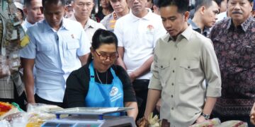 Wakil Presiden Gibran Rakabuming Raka saat meninjau harga bahan pokok di Pasar Dauh Pala Tabanan. -IST