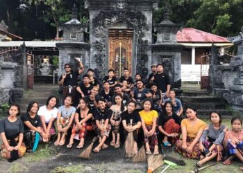 Foto: Yowana Desa Adat Tembok melaksanakan kegiatan "mereresik" di Pura Kahyangan Desa, Desa Adat Tembok. Website Desa Tembok