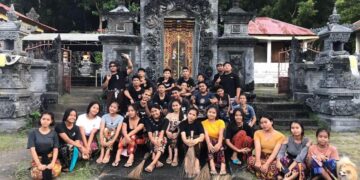 Foto: Yowana Desa Adat Tembok melaksanakan kegiatan "mereresik" di Pura Kahyangan Desa, Desa Adat Tembok. Website Desa Tembok