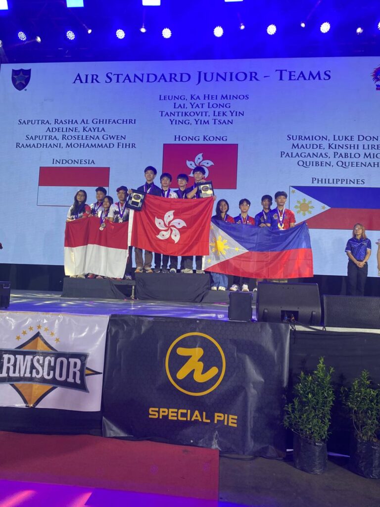 Tim Indonesia Junior saat berdiri di podium Juara II Dunia di Kejuaraan Tembak Reaksi IPSC 2025 di Filipina