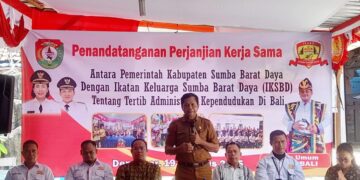 Kadis Dukcapil Kabupaten SBD, Isto Tarru Bani saat memberi sambutan, didampingi Ketua Flobamora Bali dan Ketua IKSBD Bali beserta jajaran. -Balitopik.com