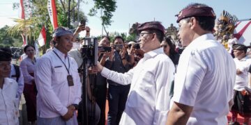Direktur Utama didampingi Direktur Bisnis Bank BPD Bali melakukan percobaan QRIS Tap di Bus Trans Metro Dewata
