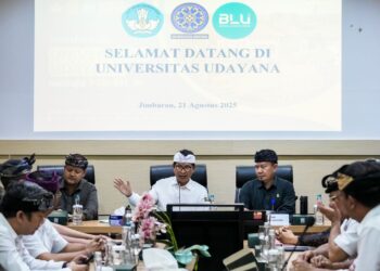Bupati Badung I wayan Adi Arnawa (tengah) didampingi Wakil Bupati Badung (kiri) dan rektor UNUD. -Balitopik.com