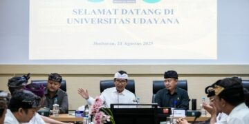 Bupati Badung I wayan Adi Arnawa (tengah) didampingi Wakil Bupati Badung (kiri) dan rektor UNUD. -Balitopik.com