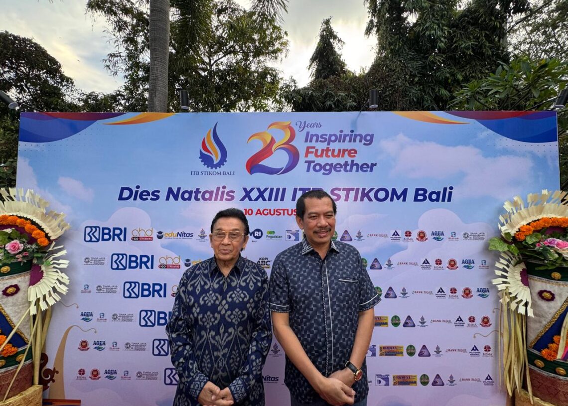Pembina Yayasan Widya Dharma Shanti (WDS) Denpasar Prof. Dr. I Made Bandem, MA (kiri) dan Rektor ITB STIKOM Bali Dr. Dadang Hermawan. -Balitopik.com