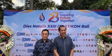 Pembina Yayasan Widya Dharma Shanti (WDS) Denpasar Prof. Dr. I Made Bandem, MA (kiri) dan Rektor ITB STIKOM Bali Dr. Dadang Hermawan. -Balitopik.com