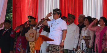 Wakil Gubernur Bali, I Nyoman Giri Prasta memimpin Apel Peringatan HUT ke-80 Kemerdekaan Republik Indonesia di Lapangan Niti Mandala, Renon, Minggu (17/8/2025).