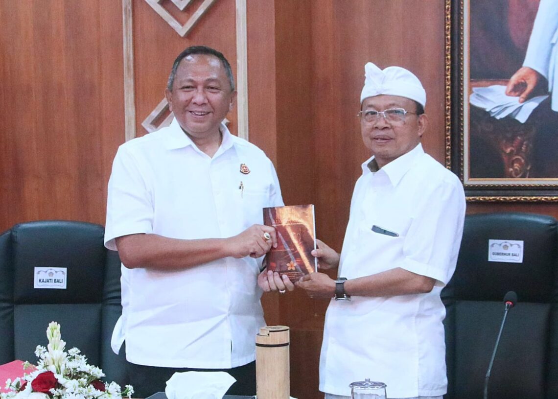 Gubernur Bali Wayan Koster (kanan) dan Kepala Kejaksaan Tinggi Bali Ketut Sumedana. -Balitopik.com