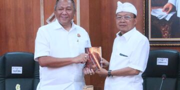 Gubernur Bali Wayan Koster (kanan) dan Kepala Kejaksaan Tinggi Bali Ketut Sumedana. -Balitopik.com