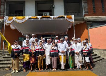 Sekda Bali Dewa Made Indra dan Ketua Kwartir Daerah (Kwarda) Gerakan Pramuka Bali Cok Ace melepas Kontingen Pramuka Berkebutuhan Khusus Menuju Cibubur. -IST/Balitopik.com